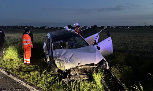 Ein Auto war von der Straße abgekommen und gegen einen Baum geprallt.