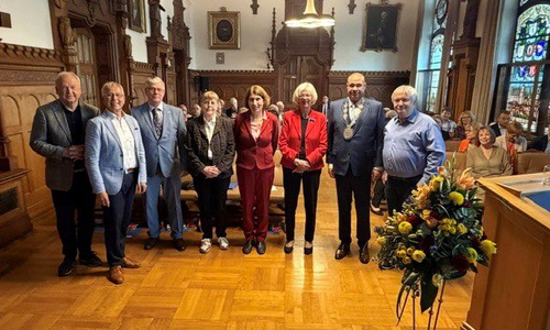Bürgermeister und Geehrte: (v.l.) Karl-Heinz Broska, Joachim Scherrieble, Wolfgang Schmidt, Karin Bottke, Beatrix Flatt, Mechthild von Veltheim, Wittich Schobert und Harald Pape.