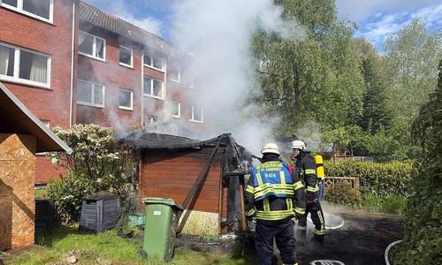 Holzschuppen vor Wohngebäude in Vollbrand (Archiv)