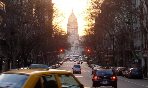 Straßenszene in Buenos Aires vor Argentinischem Nationalkongress (Parlament) (Archiv)