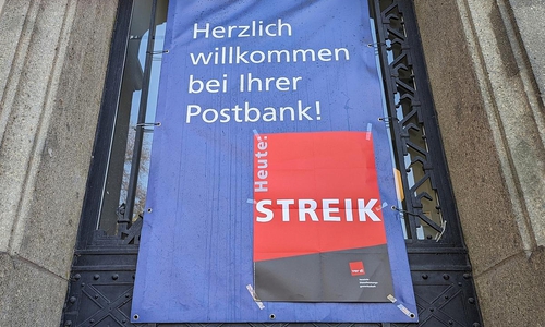 Streik-Hinweis an einer Postbank-Filiale (Archiv)