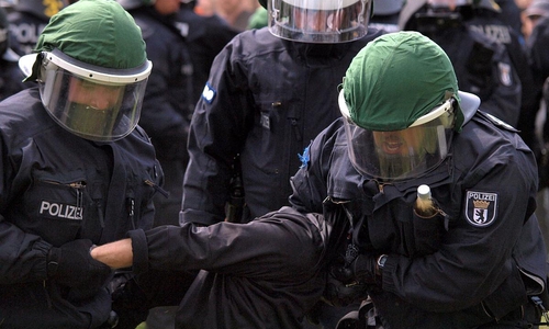 Polizisten führen eine Festnahme durch (Archiv)