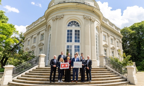 Gemeinsam mit Sponsoren aus Braunschweig und der Region sowie Vertreterinnen und Vertretern von Polizei und Feuerwehr laden Daniela Behrens, Niedersächsische Ministerin für Inneres, Sport und Digitalisierung, Oberbürgermeister Dr. Thorsten Kornblum, und Nina Fritzler, Geschäftsführerin der Braunschweig Stadtmarketing GmbH, zum Tag der Niedersachsen 2026 in die Löwenstadt ein.