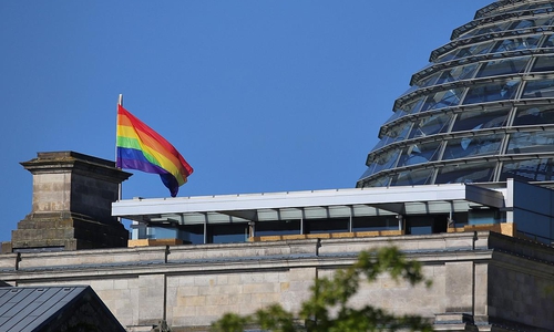 Regenbogenflaggen am Reichstag