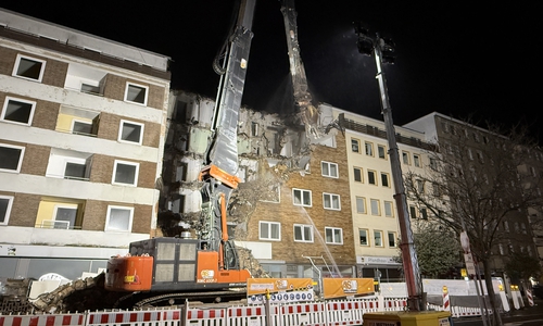 Die Abrissarbeiten am Steinweg gingen bis nach Mitternacht weiter.