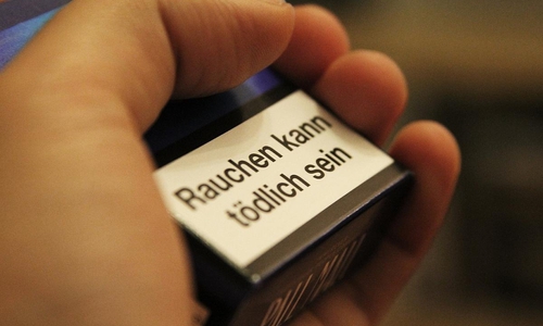 Raucherwarnung auf Zigarettenschachtel (Archiv)