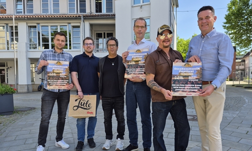 Robin Breva (Fachbereich Kultur, Stadt Gifhorn), Fabian Spieß (famila), Kian Rohde (KultBahnhof Gifhorn), Udo von Ey (City-Gemeinschaft Gifhorn), Volker Schlag (KultBahnhof Gifhorn) und Matthias Nerlich (Bürgermeister, Stadt Gifhorn) (v. li.).