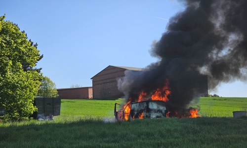 In der Nähe des Friedhofs in Salzgitter-Gitter stand ein VW-Transporter Vollbrand.