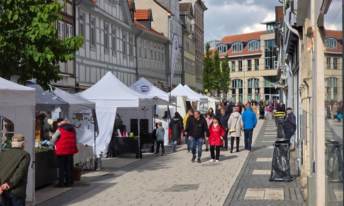Entlang der Langen Herzogstraße kann auf der Kunsthandwerkermeile gebummelt werden.