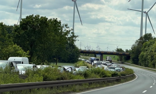Auf der Autobahn bildete sich ein langer Stau.