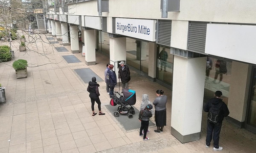 Menschen warten vor Bürgerbüro (Archiv)
