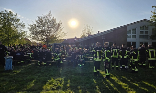 Zahlreiche Feuerwehrkameraden kamen beim Abschlussfest zusammen.