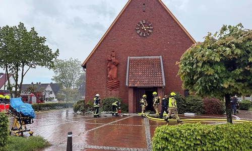 Feuerwehr bei den Löscharbeiten (Archiv)