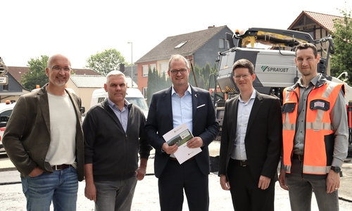 Dirk Bankes (Wasserverband Peine), Maik Wiedemann (Ortsbürgermeister Bettmar), Michael Peuke (NLStBV Geschäftsbereichsleiter Wolfenbüttel), Tobias Grünert (Gemeindebürgermeister) und Sören Schlüter (Technischer Gruppenleiter Strabag) (v. li.). 