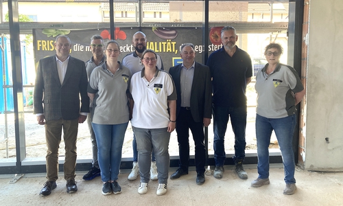 Helmstedts Bürgermeister Wittich Schobert, Sven Zeidler und sein Team, Edeka-Einzelhandelsberater Andreas Schilken und Holzkamm-Bauleiter Arndt Hüneke kamen zum Richtfest auf der Baustelle des künftigen Marktes zusammen (v. li.).