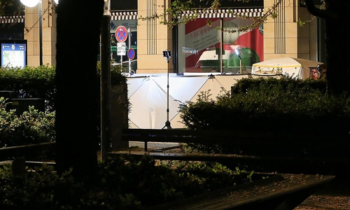 Auto fährt in Leipzig in Menschenmenge am 04.05.2026
