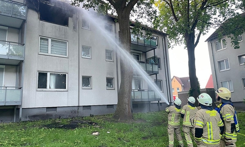 Flammen im Dachbereich werden bekämpft (Archiv)