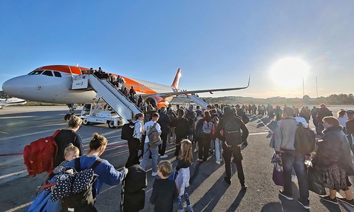 Passagiere steigen in ein Flugzeug von Easyjet (Archiv)