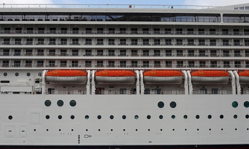 Kreuzfahrtschiff mit Rettungsbooten (Archiv)