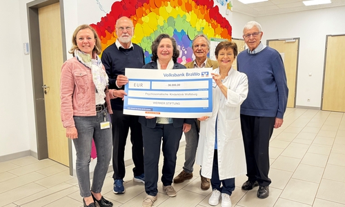Die Leitende Psychologin Natalia Harms (li.), und Chefärztin Prof. Dr. Jacqueline Bauer (2.v.r.) nahmen den symbolischen Scheck von Herbert Schmerschneider (2. v. li., Stellvertretender Vorsitzender der Werker Stiftung), Ute Dademasch (3.v.li., Stiftungsratmitglied der Werker Stiftung), Prof. Dr. Rolf Engberding (3. v.r., Stellvertretender Vorsitzender, Werker Stiftung) und Dieter Söchtig (re., Vorsitzender der Werker Stiftung) entgegen.