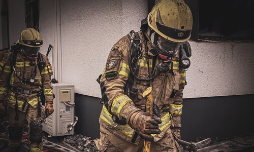 Unter Atemschutz drangen die Kräfte in das brennende Gebäude vor.