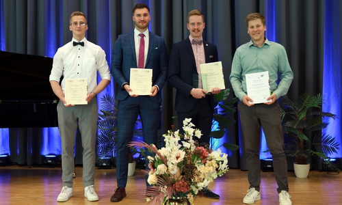 Die ausgezeichneten Absolventen: Philipp Bräuer, Julian Lindenberg, Henrik Bremermann und Tobias Baumgarten (v. li.).