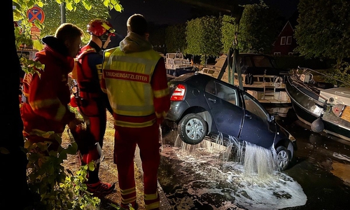 Mit dem Kran eines Abschleppwagens wurde das Auto aus dem Hafenbecken geborgen.   (Archiv)
