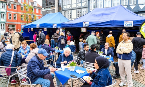 Im Café-Pavillon bot das Willkommenscafé des Roncalli-Hauses Kaffee und Kuchen.