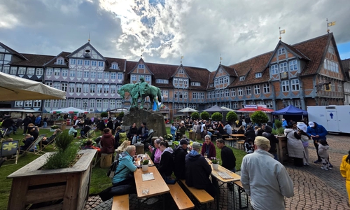 Auf dem Stadtmarkt lädt das Weinfest ein.