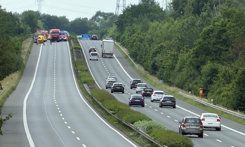 Gleich zwei schwere Verkehrsunfälle innerhalb kurzer Zeit haben am Samstagmittag auf der A39