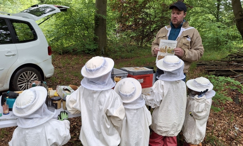 Eike Wiegand erklärte den Kindern alles rund um die Imkerei