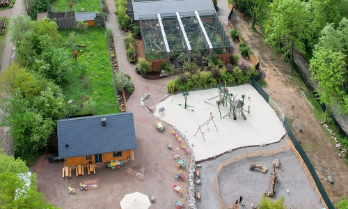 Im Eingangsbereich ist der Streichelzoo und der Spielplatz, dahinter schließen sich die Gehege an.