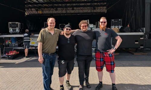 Bastian, Cedrik, Kalle und Christopher vom Team Stagecrew. Sie sorgen nicht nur dafür, dass bei den Konzerten jedes Instrument an seinem richtigen Platz steht. Auch Wünsche der Künstler hinter der Bühne werden erfüllt.