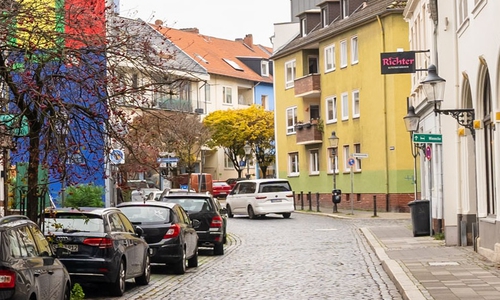 Da der Kurvenbereich mit der Mandelnstraße angepasst werden soll, entfällt hier ein Parkplatz.