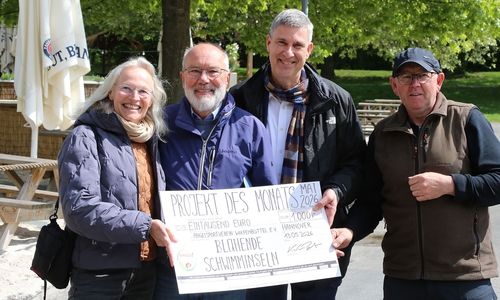  Dr. Hedda Sander (Ostfalia), ASV-Schatzmeister Kurt Lange, Karsten Behr (Geschäftsführer der Niedersächsischen Bingo-Umweltstiftung) und Hubert Rietmann, Erfinder der Inseln, freuen sich über die Prämie in Höhe von 1000 Euro für den Verein.