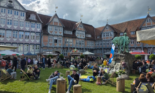 Das unbeständige Wetter hielt die Besucher nicht davon ab, das Maifest zu besuchen
