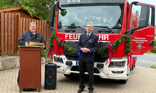 Hier findet die offizielle Übergabe statt: Die Ortsfeuerwehr Rhene hat ein neues Löschfahrzeug.