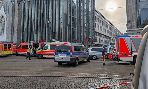 Auto fährt in Leipzig in Menschenmenge am 04.05.2026