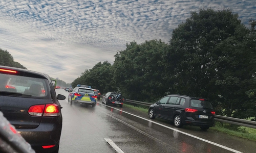 Kommt es zu einem Stau, ist frühzeitig eine Rettungsgasse zu bilden. Dabei gilt: Fahrzeuge auf der linken Spur fahren nach links, alle übrigen weichen nach rechts aus, damit Einsatzkräfte schnell zum Unfallort gelangen können.