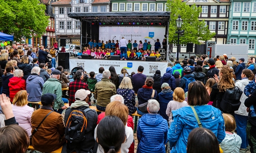 Viele Besucherinnen und Besucher und ein tolles Programm auf der Bühne: das bot der „Tag der Begegnung 2026“