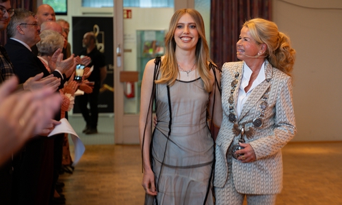 Kurz vor der Auszeichnung: Oberbürgermeisterin Urte Schwerdtner (li.) begleitet die LEA (re.), Preisträgerin des „Goldene Tons – Musikpreis der Stadt Goslar“ in den Kursaal.