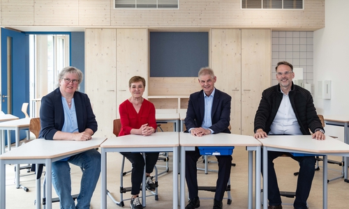 Schulleiterin Bettina Buttke (li.), Astrid Paus, Dezernatsleiterin im Amt für regionale Landesentwicklung Braunschweig, Oberbürgermeister Frank Klingebiel und Michael Tacke, Stadtbaurat (re.).