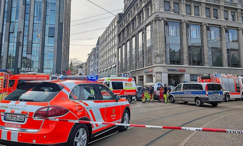 Auto fährt in Leipzig in Menschenmenge am 04.05.2026