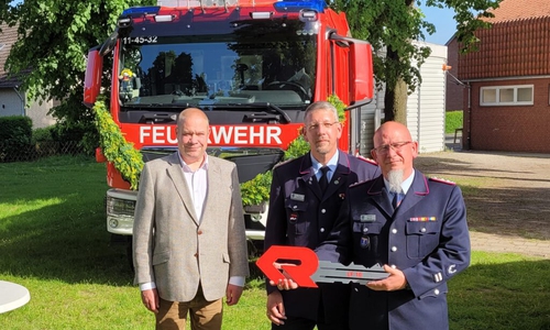 Bürgermeister der Stadt Helmstedt Wittich Schobert (li.) mit Stadtbrandmeister Christian Kahl (Mitte) und Ortsbrandmeister Manuel Schrader. 