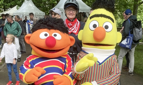Ernie und Bert in der Malteserrikscha von Pilotin Maren Beckmann. 