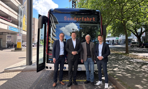 Klaus Benscheidt, Dr. Thorsten Kornblum, Jörg Reincke und BSVG-Aufsichtsratsvorsitzender Claas Merfort vor dem Lade-Punkt an der Wilhelmstraße.