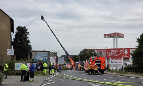 Die Feuerwehr ist bei umfangreichen Löscharbeiten in Lehndorf im Einsatz.