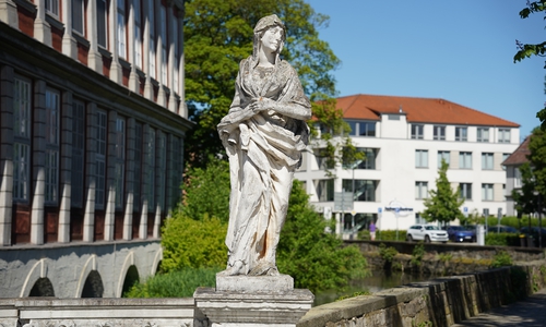 Den Abschluss bildet die Figur 