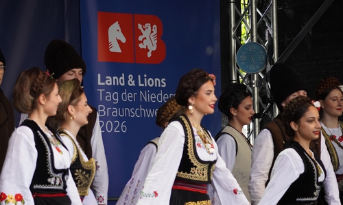 Viele Trachten und Folklore würden auf der Bühne am Kohlmarkt präsentiert.