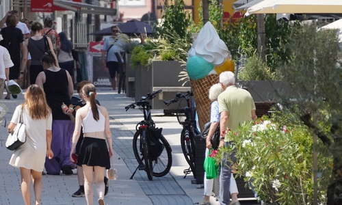 Eis geht immer: Einige Leute trauten sich trotz der Hitze doch in die Innenstadt.